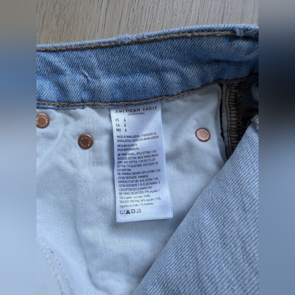 American Eagle Strigid Mid Rise Light Wash Jean Short - Picture 6 of 6